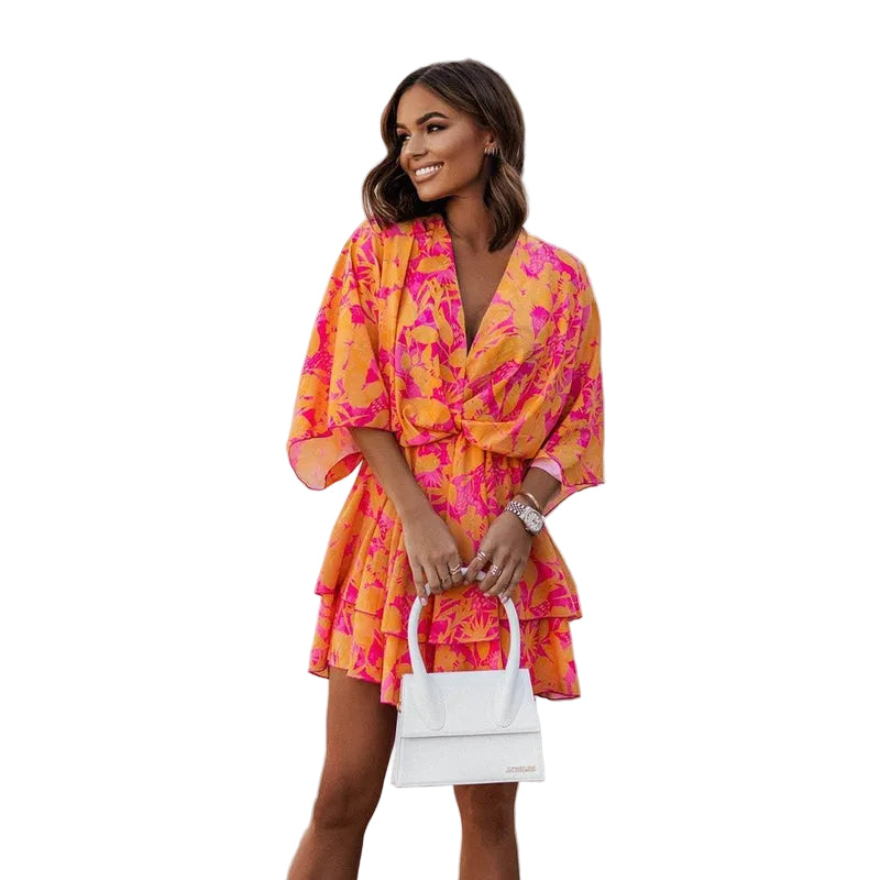 Robe mini fleurie pour femme aux couleurs vives, avec des motifs floraux roses et oranges. Légère et confortable, idéale pour l'été et les journées ensoleillées.