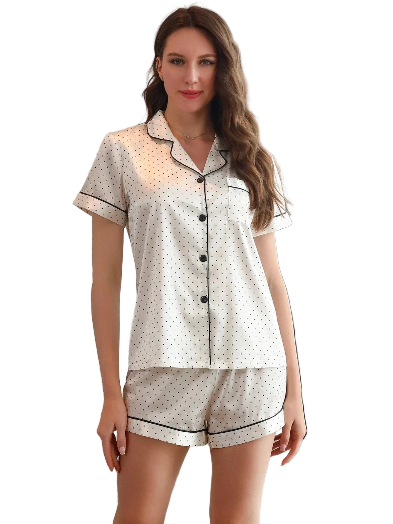 un ensemble en satin blanc à petits pois noirs composé d’une chemise à manches courtes et d’un short assorti, offrant un style élégant et agréable pour la nuit.