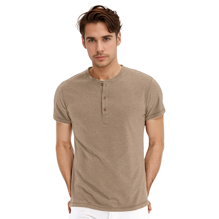 Polo beige à col rond et boutons, porté par un homme, pour un look décontracté et moderne, parfait pour toutes les occasions.