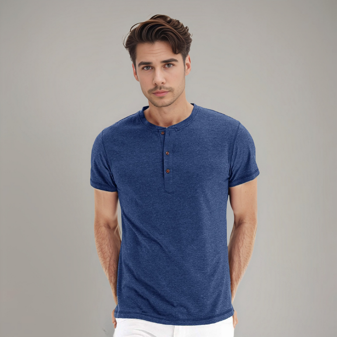 Polo bleu marine à col rond et boutons, porté par un homme, offrant un style décontracté et raffiné, idéal pour toutes les occasions.