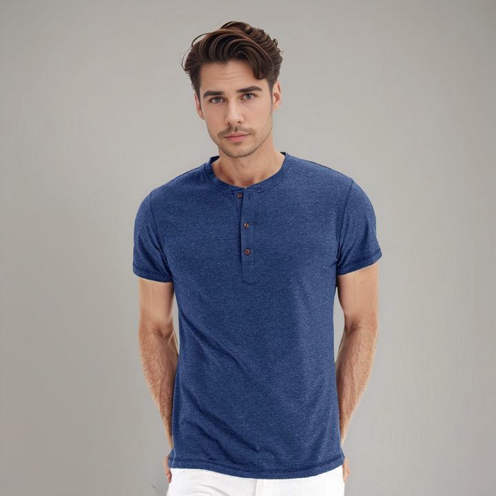 Polo bleu marine à col rond et boutons, porté par un homme, offrant un style décontracté et raffiné, idéal pour toutes les occasions.