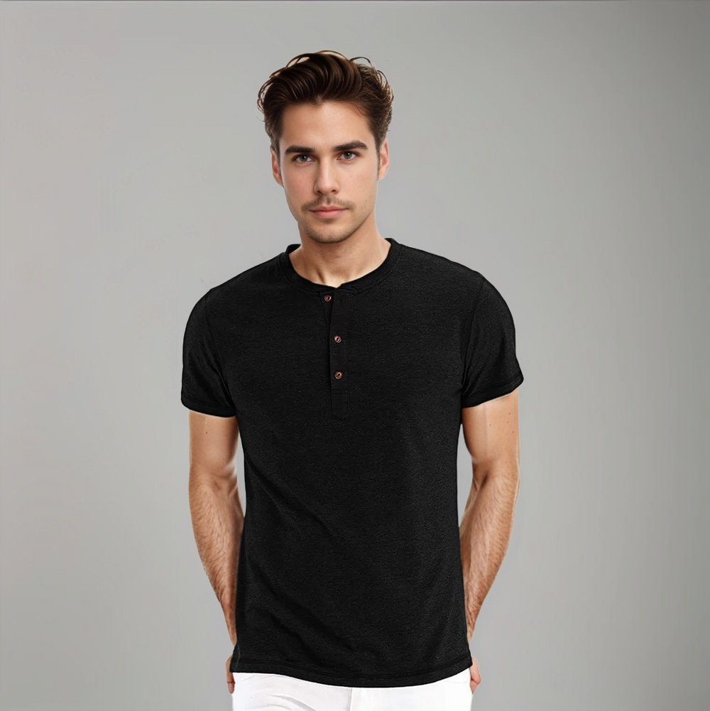 Polo noir à col rond et boutons, porté par un homme, offrant un style moderne et décontracté, parfait pour toutes les occasions.
