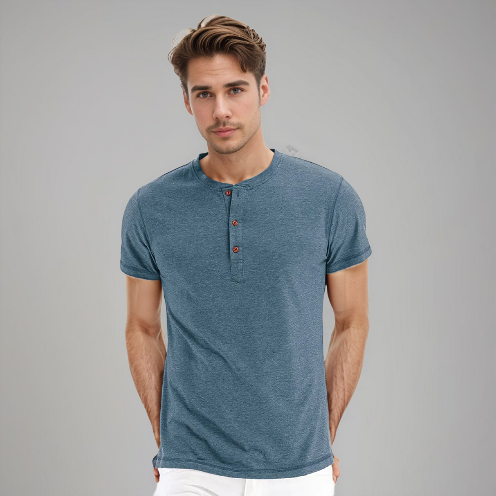 Polo bleu clair à col rond et boutons, porté par un homme, offrant un style décontracté et moderne, parfait pour toutes les occasions.