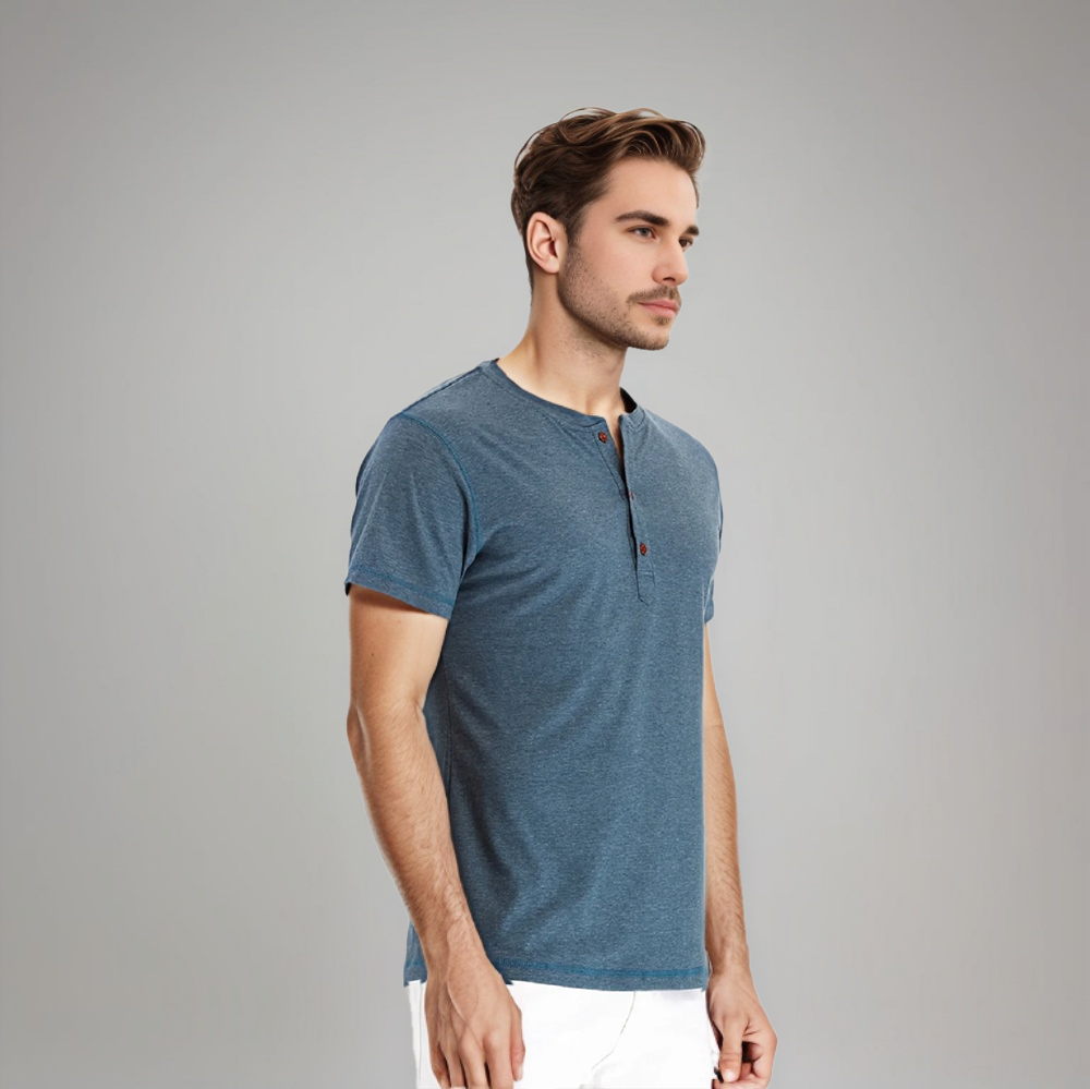 Polo bleu clair à col rond et boutons, porté par un homme en profil, pour un style moderne et décontracté, parfait pour toutes les occasions.