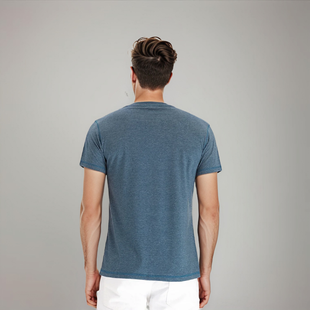 Vue arrière du polo bleu clair porté par un homme, mettant en valeur la coupe simple et moderne, parfaite pour un style décontracté et raffiné.