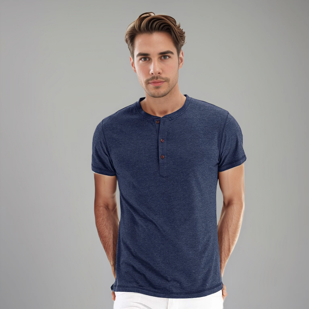 Polo bleu foncé à col rond et boutons, porté par un homme avec un look décontracté et moderne, idéal pour toutes les occasions.