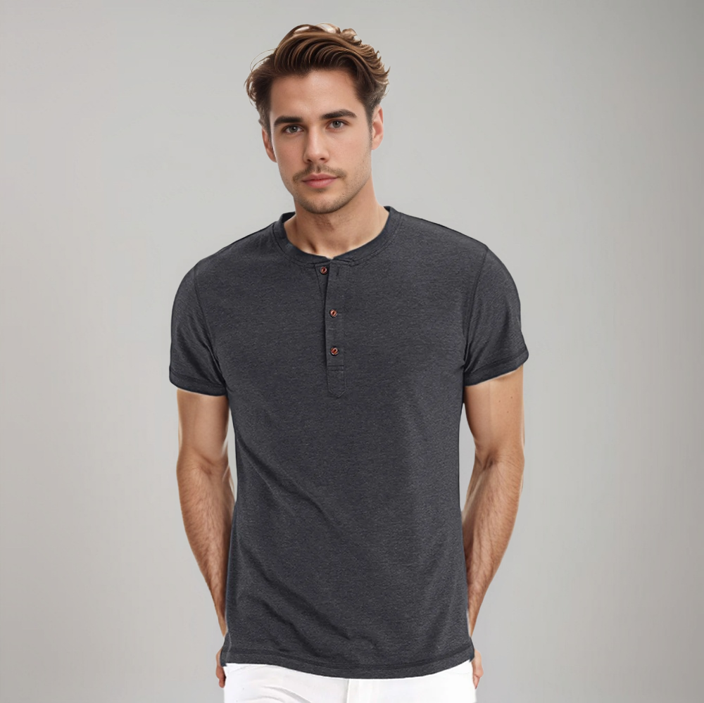 Polo gris foncé à col rond et boutons, porté par un homme avec un look moderne et décontracté, parfait pour toutes les occasions.