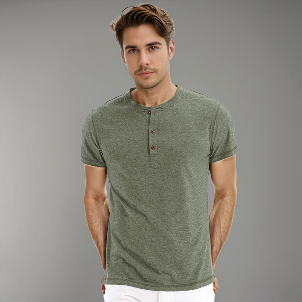 Polo vert olive à col rond et boutons, porté par un homme, pour un look moderne et décontracté, idéal pour toutes les occasions.