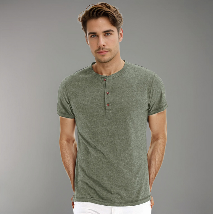 Polo vert olive à col rond et boutons, porté par un homme, pour un look moderne et décontracté, idéal pour toutes les occasions.