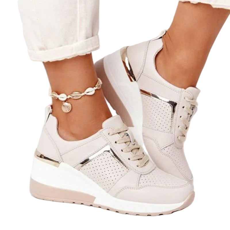 Baskets en cuir beige avec détails métalliques et semelle compensée, parfaites pour un look élégant et moderne. Confortables et idéales pour un usage quotidien, offrant à la fois style et bien-être.