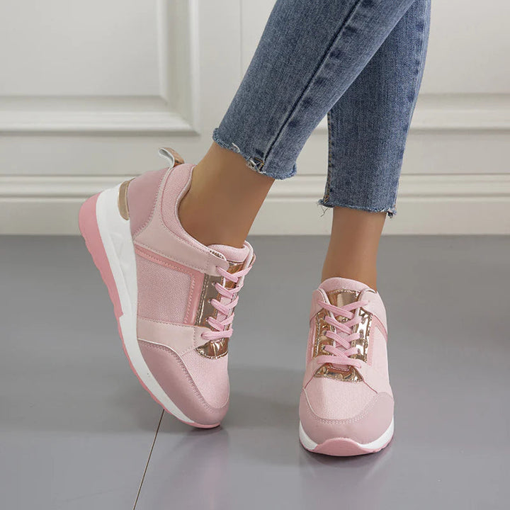 Baskets en cuir rose et métal, avec semelle compensée, offrant un design moderne et tendance pour un confort optimal tout au long de la journée. Idéales pour un look sportif et élégant au quotidien.