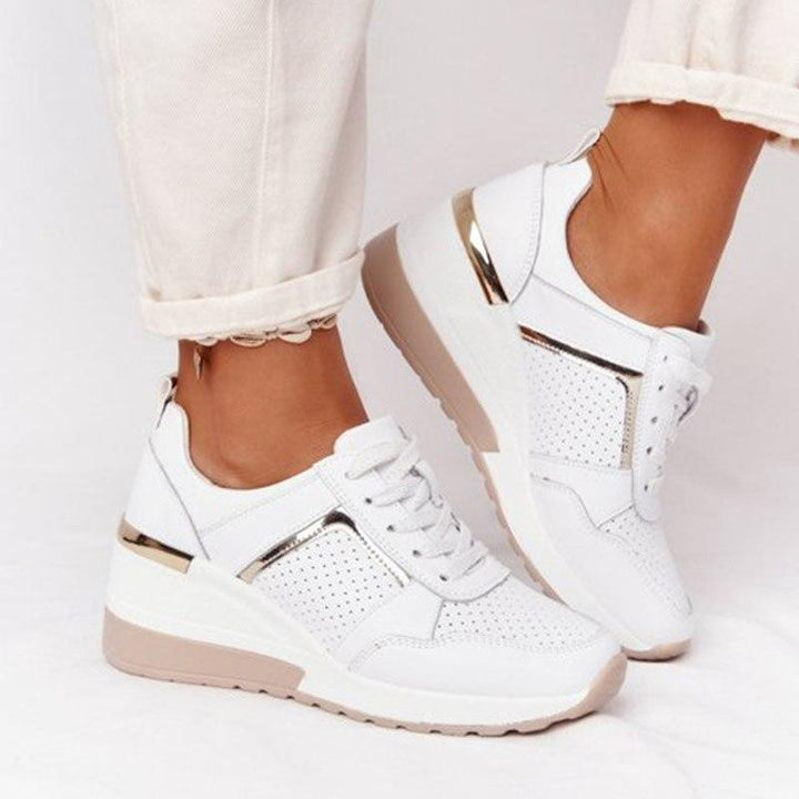 Baskets blanches en cuir avec détails métalliques argentés, dotées d&