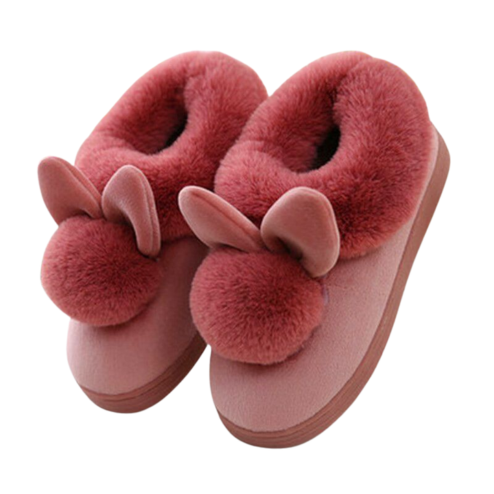 Chaussons femme Simone roses, doublure en fausse fourrure ultra douce, décor pompons et oreilles sur le dessus, semelle confortable, parfaits pour rester au chaud et cosy à la maison.