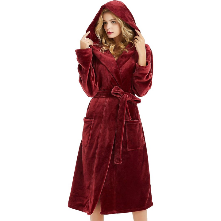 Femme portant le peignoir Stratton doux et réconfortant, modèle bordeaux avec capuche, ceinture nouée et poches avant, offrant une allure élégante et chaleureuse.