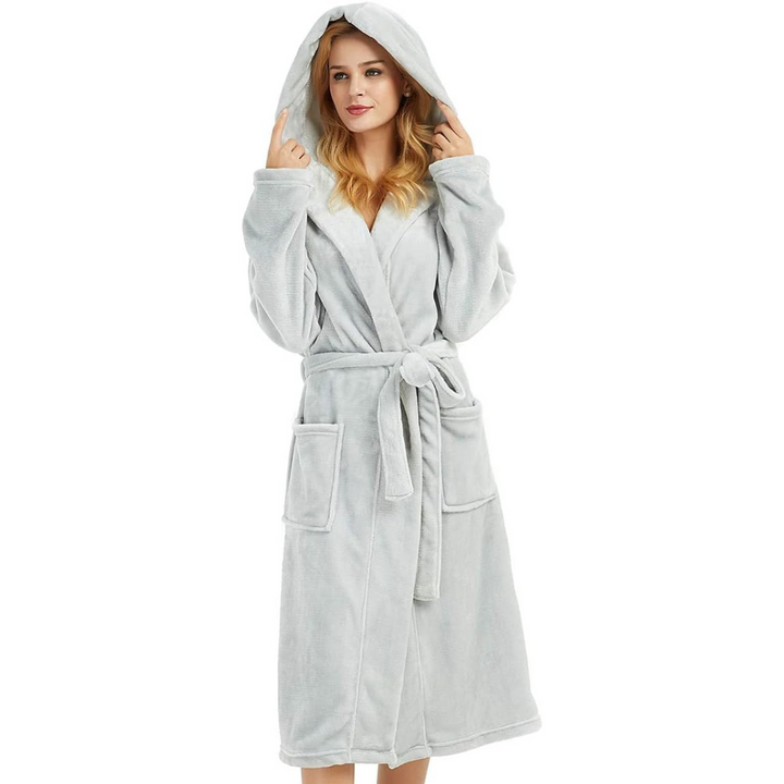 Peignoir femme Stratton doux et réconfortant en tissu polaire gris clair, avec capuche, ceinture ajustable et poches frontales, offrant chaleur et confort pour la maison.