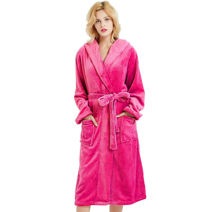 Peignoir femme Stratton doux et réconfortant en tissu rose vif, avec capuche, ceinture nouée et poches avant, offrant chaleur et confort au quotidien.