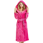 Peignoir femme Stratton doux et réconfortant en velours rose vif, avec capuche, ceinture nouée et poches pratiques, offrant un confort chaleureux pour la maison.