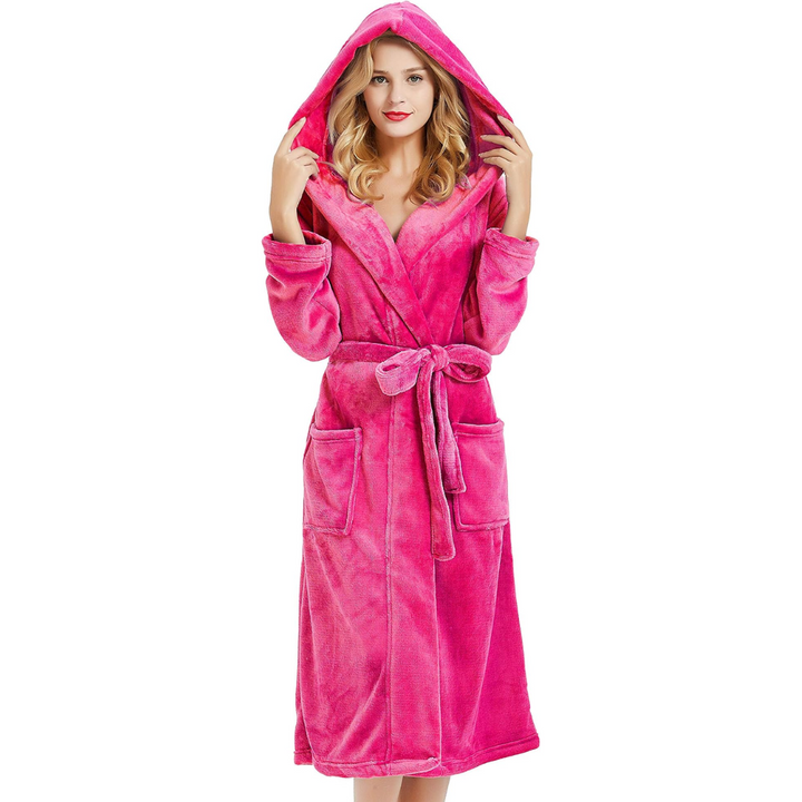 Peignoir femme Stratton doux et réconfortant en velours rose vif, avec capuche, ceinture nouée et poches pratiques, offrant un confort chaleureux pour la maison.