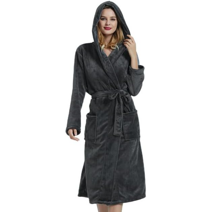 Peignoir femme Stratton doux et réconfortant en polaire gris foncé, avec capuche, ceinture à nouer et grandes poches, idéal pour rester bien au chaud et à l’aise à la maison.