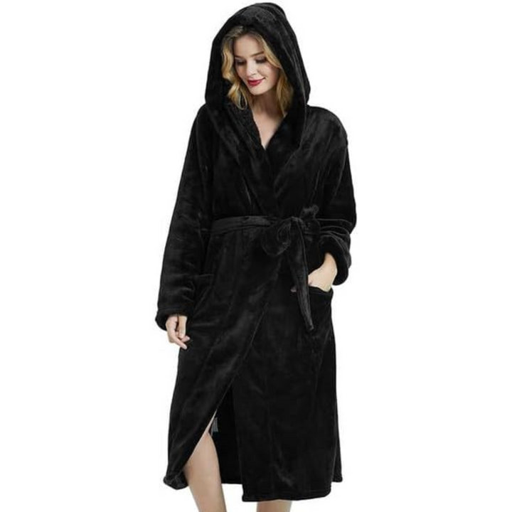 Peignoir femme Stratton noir, doux et réconfortant, avec capuche, tissu polaire ultra moelleux, ceinture à nouer et poches pratiques — idéal pour un confort chaleureux à la maison.