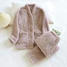Pyjama femme en tissu pelucheux rose taupe avec motif chevron, composé d’une veste à boutons et poches plaquées, et d’un pantalon assorti. Ensemble épais, doux et chaleureux, idéal pour l’hiver et les journées cocooning à la maison.
