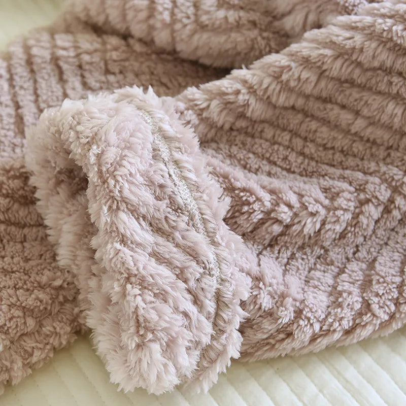 Gros plan sur la manche du pyjama en tissu pelucheux rose taupe à motif chevron, mettant en valeur la texture ultra-douce et moelleuse idéale pour rester bien au chaud durant les nuits d’hiver.