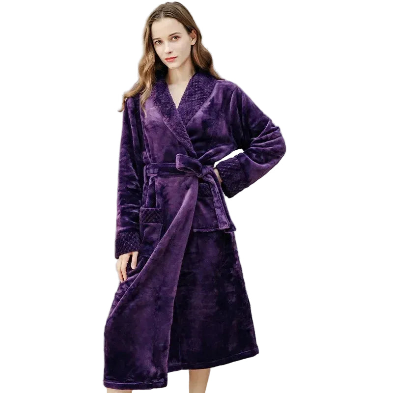 Peignoir femme Tallulah tendance & relaxant, en tissu doux violet, avec ceinture ajustable et finitions élégantes, idéal pour un confort quotidien.
