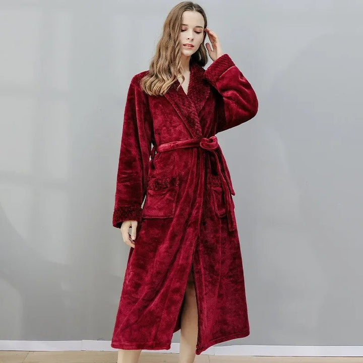 Peignoir femme Tallulah tendance &amp; relaxant en velours rouge profond, coupe longue avec ceinture ajustable et grandes poches, idéal pour un confort chic à la maison.