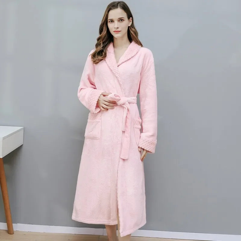 Peignoir femme Tallulah tendance & relaxant en rose pastel, long et ceinturé, avec poches avant et finition douce pour un confort élégant à la maison.