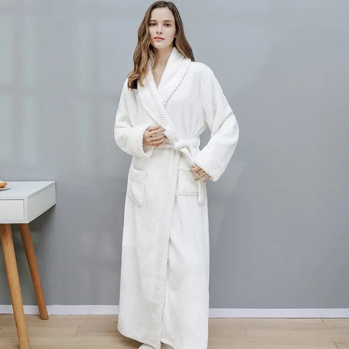 Peignoir femme Tallulah tendance &amp; relaxant en blanc, coupe longue avec ceinture ajustable et poches pratiques, offrant douceur et élégance pour un confort quotidien à la maison.