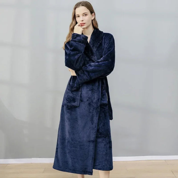 Peignoir femme Tallulah tendance &amp; relaxant en bleu marine, long et ceinturé, avec poches avant et texture douce pour un confort élégant à la maison.