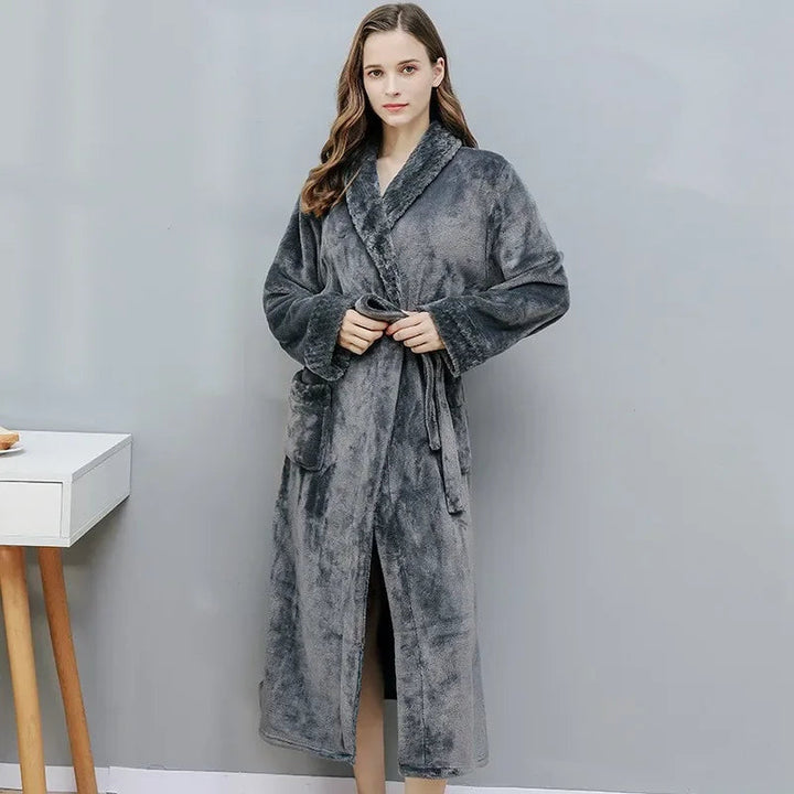 Peignoir femme Tallulah tendance &amp; relaxant en gris doux, long et ceinturé, avec poches pratiques et matière moelleuse pour un confort élégant à la maison.