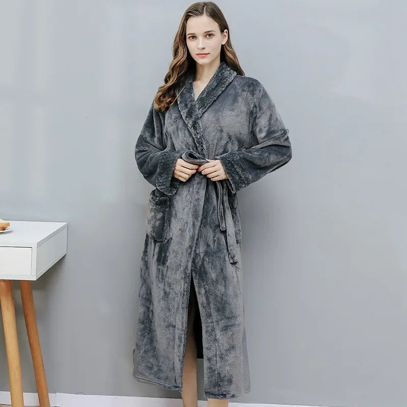 Peignoir femme Tallulah tendance & relaxant en gris doux, long et ceinturé, avec poches pratiques et matière moelleuse pour un confort élégant à la maison.