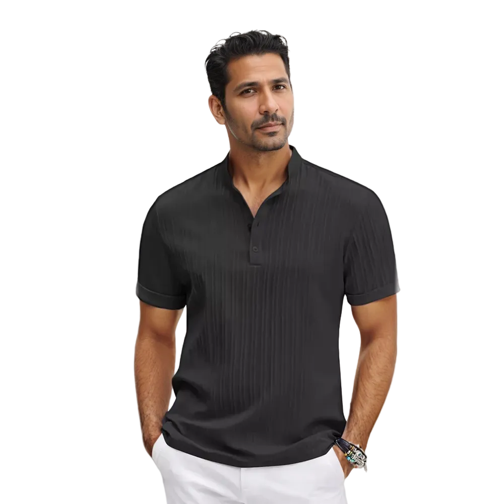 Polo noir à rayures fines, porté par un homme avec un col montant et des boutons, offrant un look chic et moderne, parfait pour toutes les occasions.