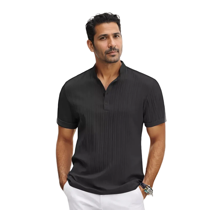 Polo noir à rayures fines, porté par un homme avec un col montant et des boutons, offrant un look chic et moderne, parfait pour toutes les occasions.