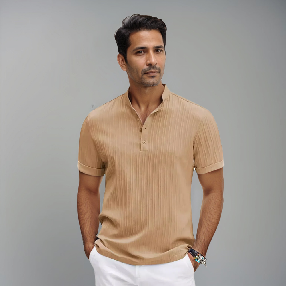 Polo beige à rayures fines, porté par un homme avec un col montant et des boutons, offrant un look raffiné et moderne, idéal pour un style à la fois décontracté et élégant.