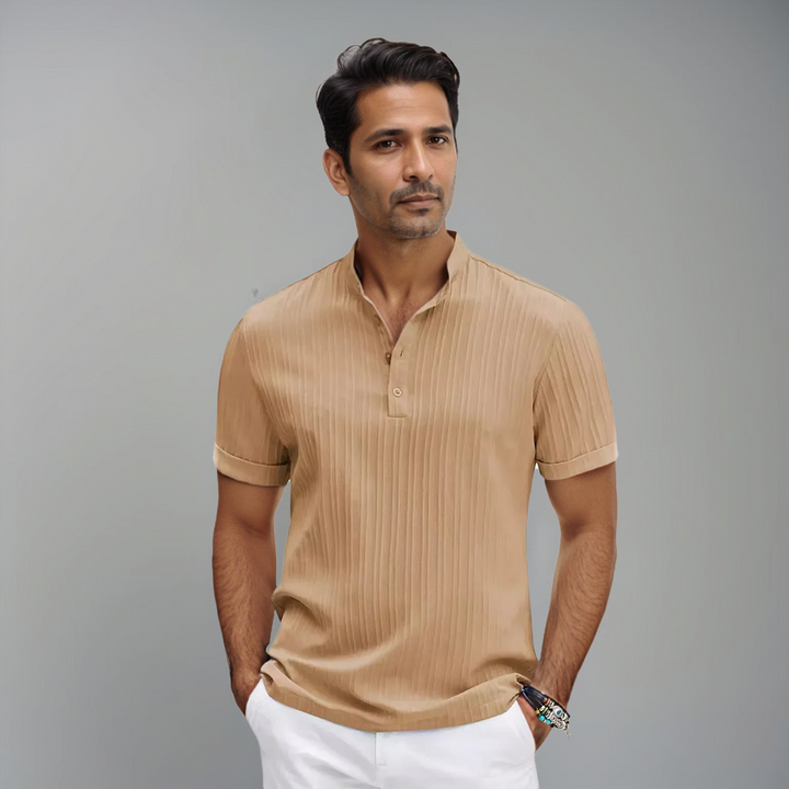 Polo beige à rayures fines, porté par un homme avec un col montant et des boutons, offrant un look raffiné et moderne, idéal pour un style à la fois décontracté et élégant.
