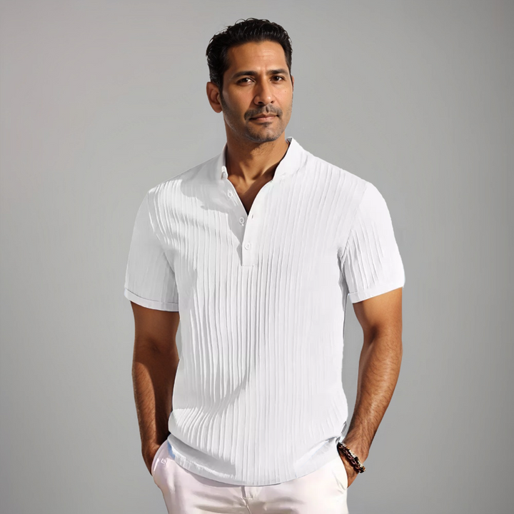 Polo blanc à rayures fines, porté par un homme avec un col montant et des boutons, offrant un style moderne et raffiné, parfait pour un look élégant et décontracté.