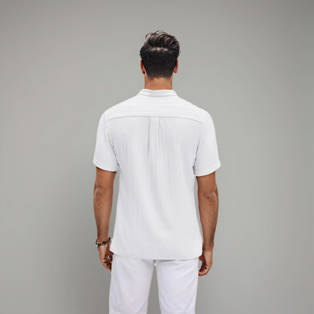 Vue arrière du polo blanc à rayures fines, mettant en valeur sa coupe soignée et moderne, idéal pour un look à la fois chic et décontracté.