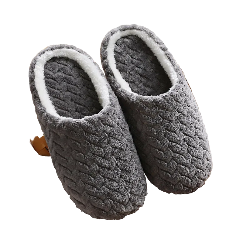 Découvrez ces chaussons doux et moelleux en couleur grise, conçus pour offrir un confort optimal tout au long de la journée. Parfaits pour se détendre à la maison, avec une doublure douce et agréable au toucher. Idéals pour garder vos pieds bien au chaud pendant les journées fraîches.
