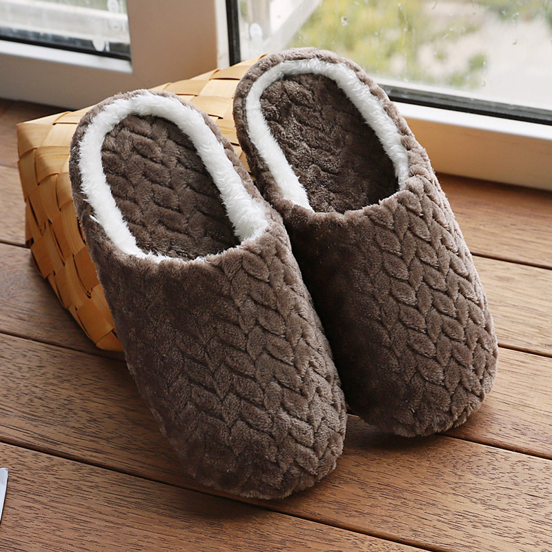 Chaussons moelleux de couleur marron, parfaits pour un confort optimal à la maison. Conçus avec une doublure douce et agréable, ces chaussons offrent une sensation de chaleur et de bien-être tout au long de la journée. Idéals pour garder vos pieds bien au chaud pendant les moments de détente.