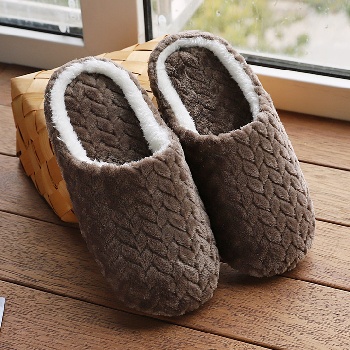 Chaussons moelleux de couleur marron, parfaits pour un confort optimal à la maison. Conçus avec une doublure douce et agréable, ces chaussons offrent une sensation de chaleur et de bien-être tout au long de la journée. Idéals pour garder vos pieds bien au chaud pendant les moments de détente.