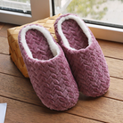 Chaussons doux et moelleux de couleur rose, parfaits pour garder vos pieds bien au chaud. Conçus pour un confort optimal, avec une doublure en tissu doux pour une sensation agréable au toucher. Idéaux pour se détendre à la maison, en toute simplicité et élégance.