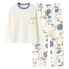 Pyjama femme Thérèse crème, ensemble deux pièces confortable et élégant avec haut manches longues à col rond bleu et poche imprimée canard, pantalon assorti à motif canards et pois bleus, coupe ample et douce.