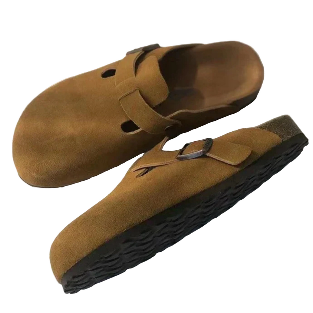 Ces sandales Boston pour homme et femme, en suède brun, avec une boucle ajustable et une semelle en liège, offrent un confort optimal et un style décontracté pour l'été.