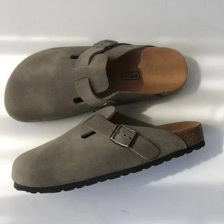 Ces sandales Boston unisexes, en suède gris, avec une boucle ajustable et une semelle en liège, offrent un confort exceptionnel et un style décontracté, idéal pour l&