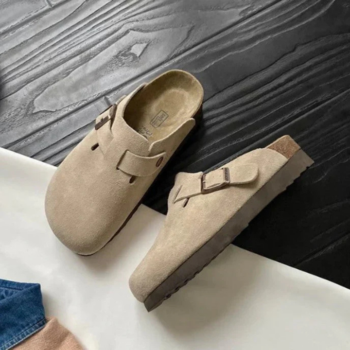Ces sandales Boston unisexes, en suède beige, avec une boucle ajustable et une semelle en liège, offrent un confort optimal et un design simple et élégant pour un look décontracté.