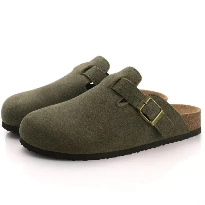 Ces sandales Boston unisexes, en suède vert olive avec une boucle métallique dorée et une semelle en liège, offrent un confort optimal et un style décontracté pour un look estival.