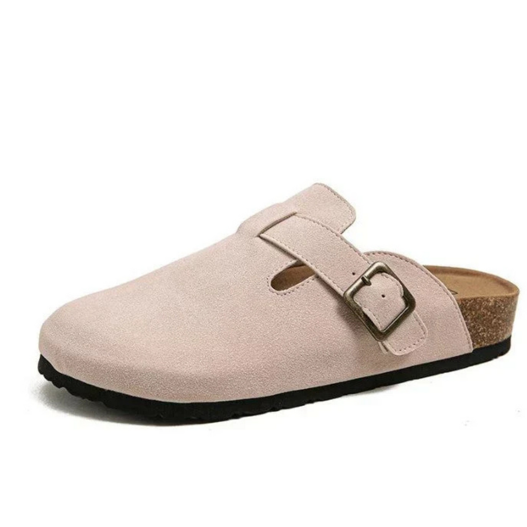 Ces sandales Boston unisexes, en suède beige clair avec une boucle métallique, sont dotées d&