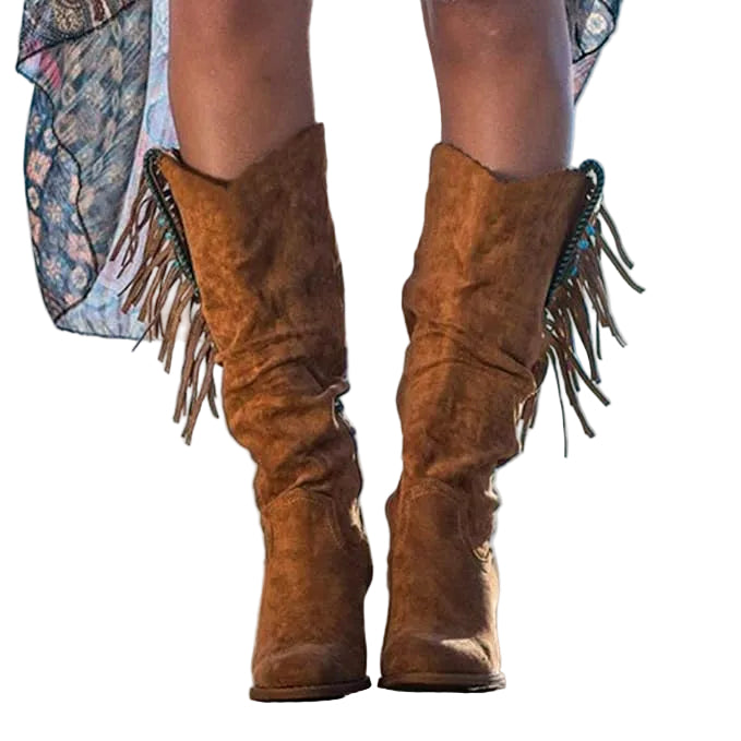 Découvrez les bottes western Tiphaine, en daim doux et confortable. Avec leurs franges et leur design unique, elles ajoutent une touche bohème à votre tenue tout en restant tendance et pratiques. Parfaites pour les looks décontractés ou les soirées élégantes.